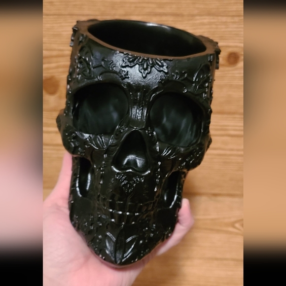 Trubeauty Victorian Gothic Skull makeup brush holder - Picture 3 of 10